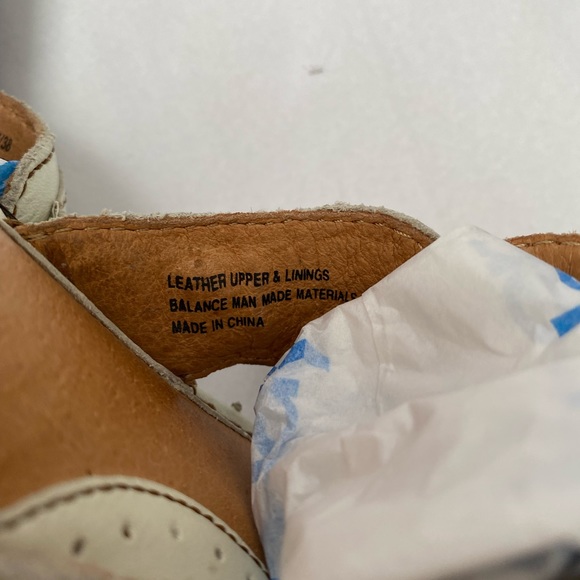 BORN Ladies White Leather Slip on Thong Sandals Size 7M - Picture 7 of 9